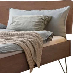 Wohnen Doppelbett aus Nussbaum mit Stahlfüßen - Gedessa