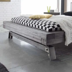 Outlet Wohnen Graues Massivholzbett Firendra im Vintage Industry Style
