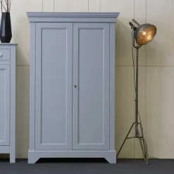 New Wohnen Massivholz Kleiderschrank Saliara in Grau