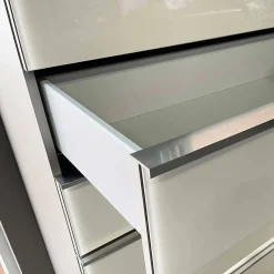 Discount Wohnen Weiße Hochkommode mit Glasfront - Rocca