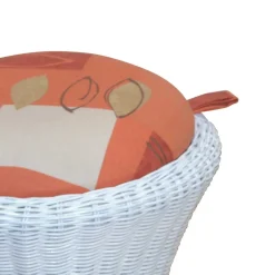 Outlet Wohnen Weißer Rattan-Sitzhocker Loudes mit floralem Sitzkissen in Orange