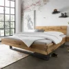 New Wohnen Wildeiche Holzbett mit Kufengestell aus Metall - Aryvano